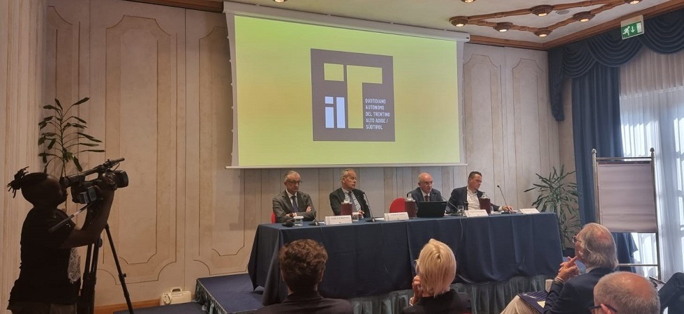 Da sinistra Franco Sebastiani (amministratore unico Synthesis Srl), Roberto Simoni (vicepresidente Fondazione Synthesis ETS), Fausto Manzana (presidente Fondazione Synthesis ETS), Simone Casalini (direttore responsabile il T).